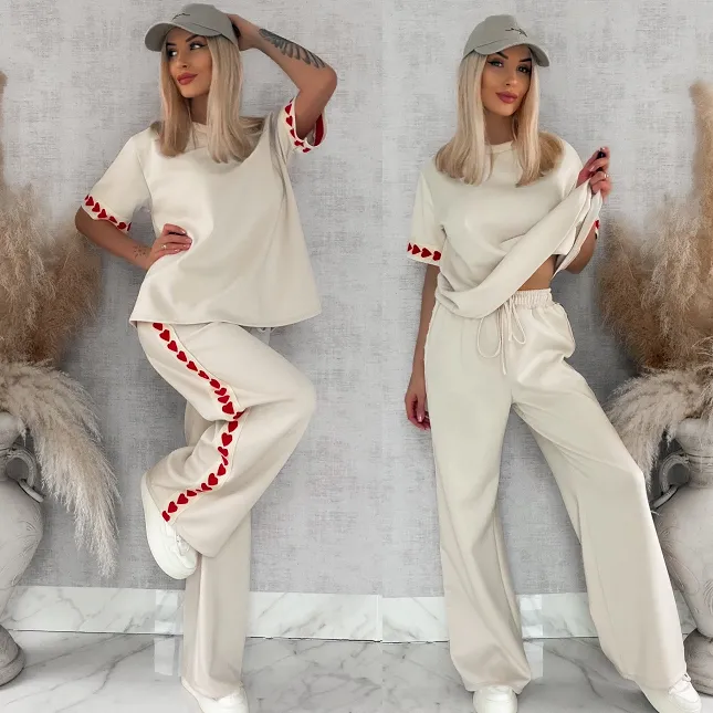 Świetny beżowy dres z serduszkami bluza + spodnie ONE SIZE - R880A