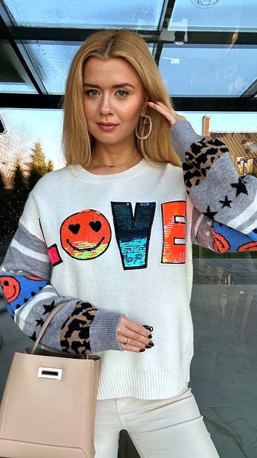 Modny jesienny sweter ecru w cekiny LOVE z szarymi rękawami - N659A