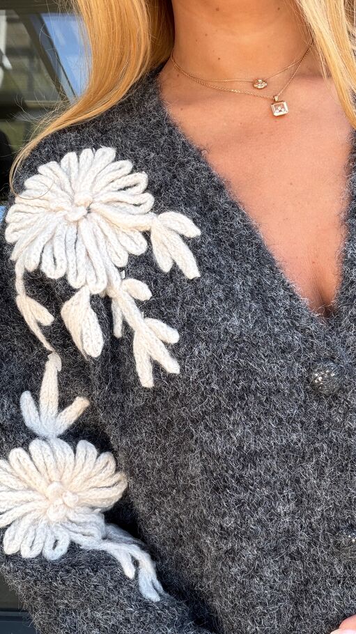 Grafitowy sweter na guziki z kontrastowymi kwiatami ONE SIZE - S255