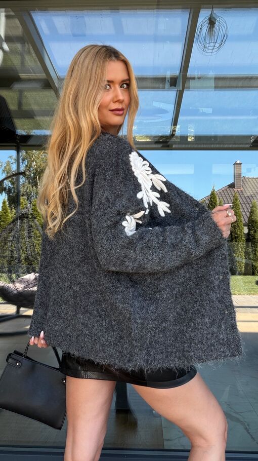 Grafitowy sweter na guziki z kontrastowymi kwiatami ONE SIZE - S255