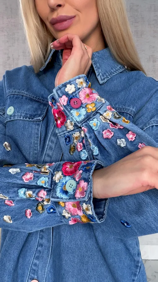 Niebieska katana jeansowa z kolorowymi haftowanymi kwiatami ONE SIZE - R643