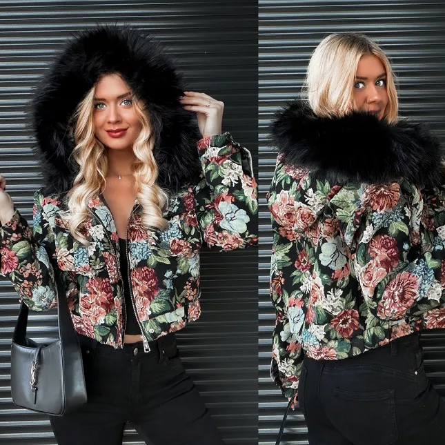 Czarna kurtka haftowana w kolorowe kwiaty z futerkiem - R250