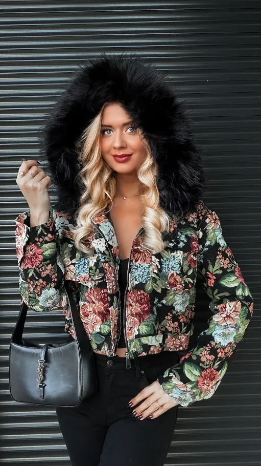 Czarna kurtka haftowana w kolorowe kwiaty z futerkiem - R250