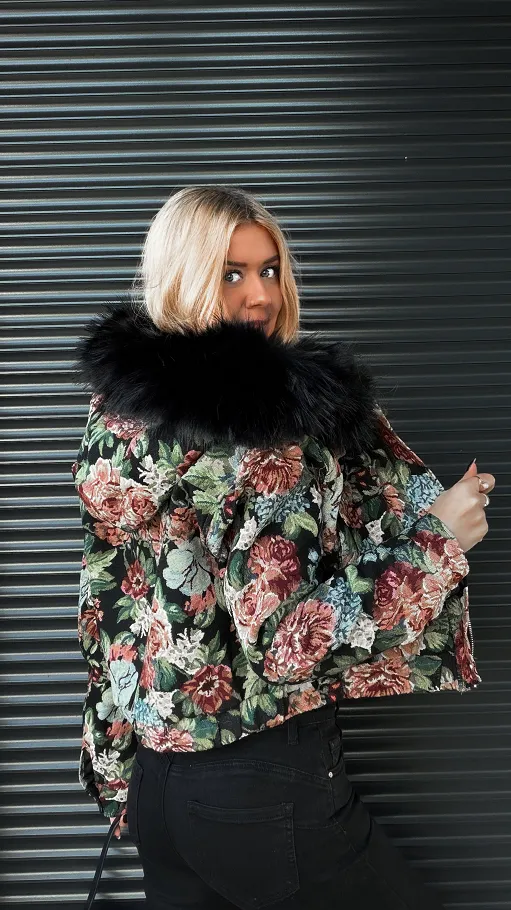Czarna kurtka haftowana w kolorowe kwiaty z futerkiem - R250