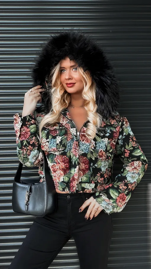 Czarna kurtka haftowana w kolorowe kwiaty z futerkiem - R250