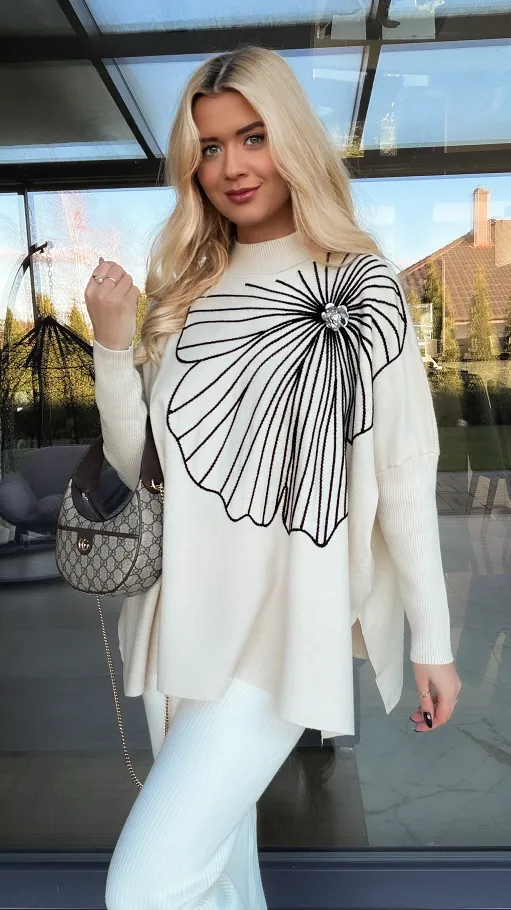 Sweter tunika z kontrastowym kwiatem ONE SIZE jasny beż - R331
