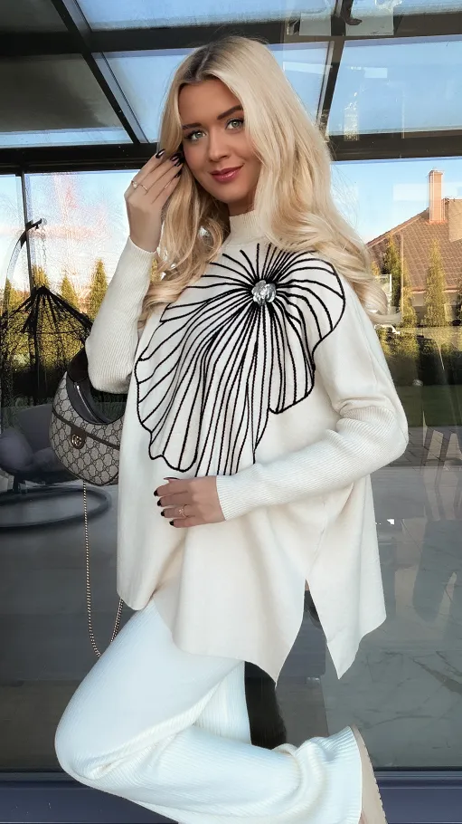 Sweter tunika z kontrastowym kwiatem ONE SIZE jasny beż - R331