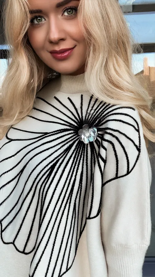 Sweter tunika z kontrastowym kwiatem ONE SIZE jasny beż - R331