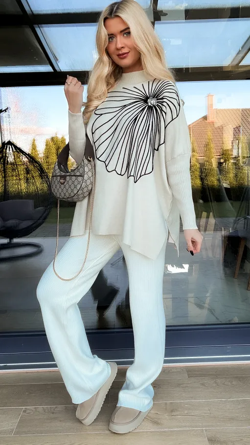 Sweter tunika z kontrastowym kwiatem ONE SIZE jasny beż - R331