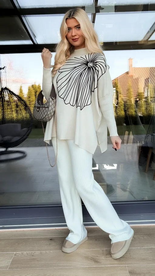 Sweter tunika z kontrastowym kwiatem ONE SIZE jasny beż - R331