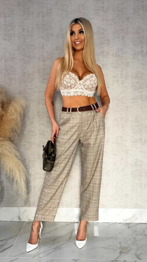 Eleganckie spodnie w kartkę z brązowym paskiem - R525