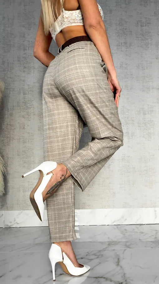Eleganckie spodnie w kartkę z brązowym paskiem - R525