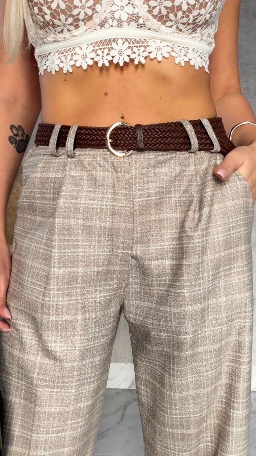 Eleganckie spodnie w kartkę z brązowym paskiem - R525
