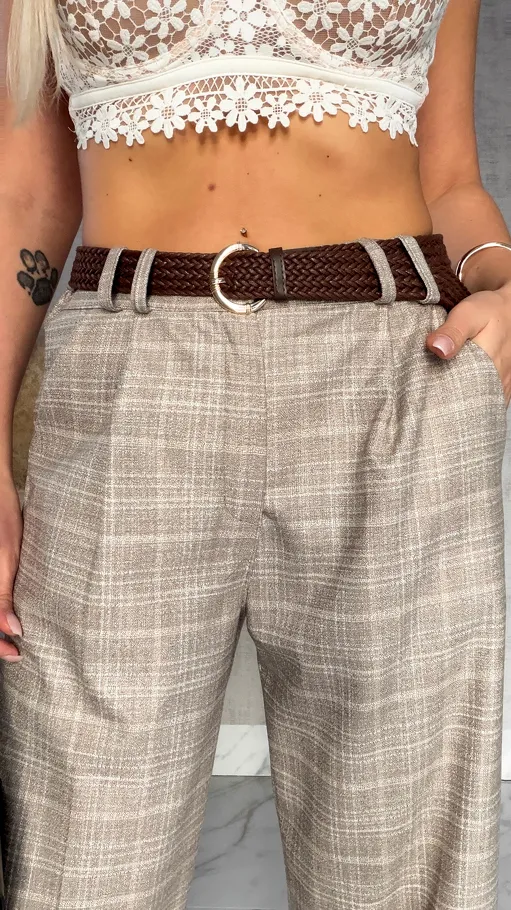 Eleganckie spodnie w kartkę z brązowym paskiem - R525
