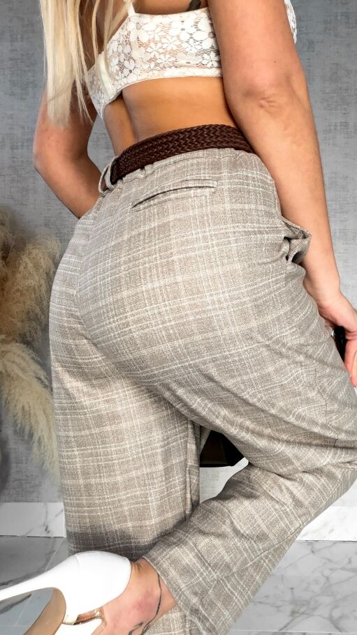 Eleganckie spodnie w kartkę z brązowym paskiem - R525