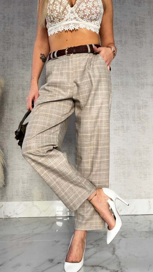 Eleganckie spodnie w kartkę z brązowym paskiem - R525