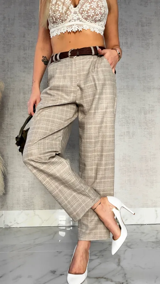 Eleganckie spodnie w kartkę z brązowym paskiem - R525