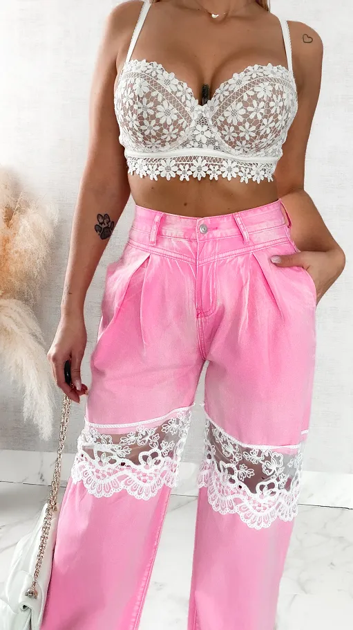 Modne spodnie jeansowe relaxed fit z koronką na udach PINK JEANS - P259B