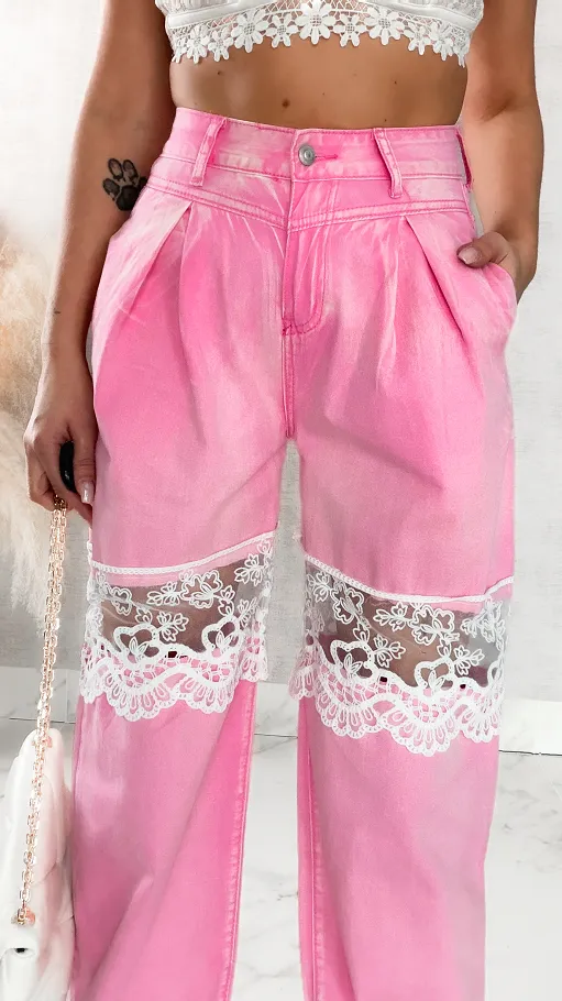Modne spodnie jeansowe relaxed fit z koronką na udach PINK JEANS - P259B