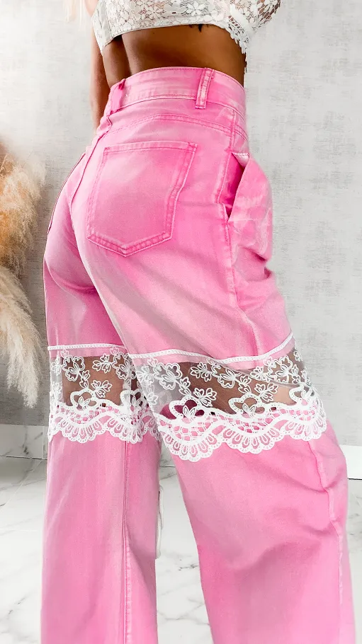 Modne spodnie jeansowe relaxed fit z koronką na udach PINK JEANS - P259B