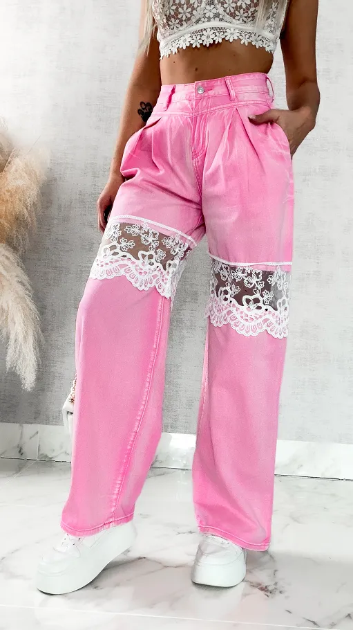 Modne spodnie jeansowe relaxed fit z koronką na udach PINK JEANS - P259B