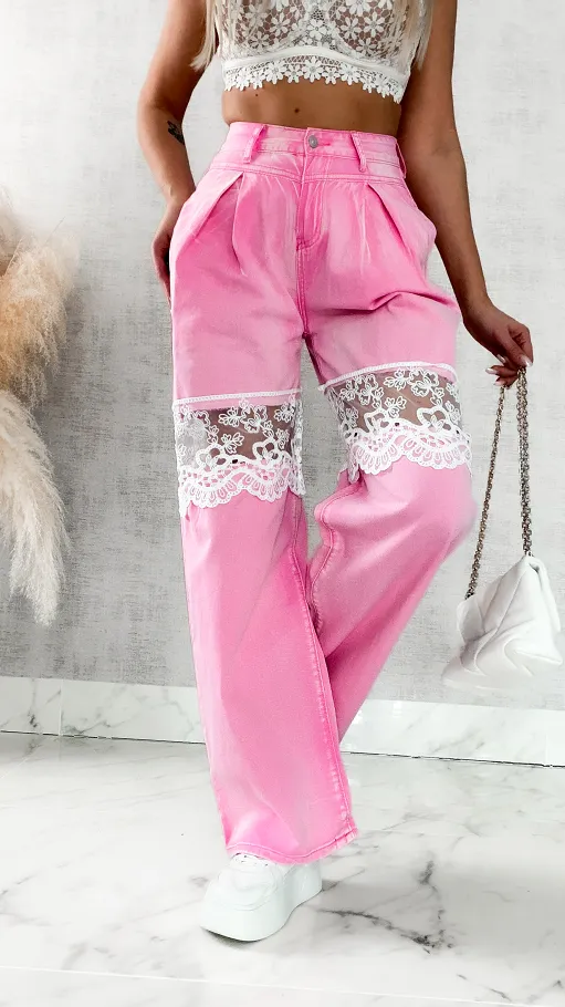 Modne spodnie jeansowe relaxed fit z koronką na udach PINK JEANS - P259B
