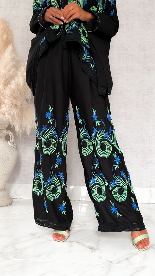 Luźny czarny boho komplet z kolorowymi haftami NARZUTKA + spodnie - S245A