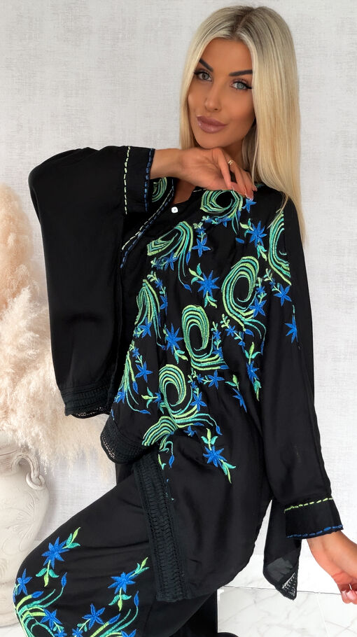 Luźny czarny boho komplet z kolorowymi haftami NARZUTKA + spodnie - S245A