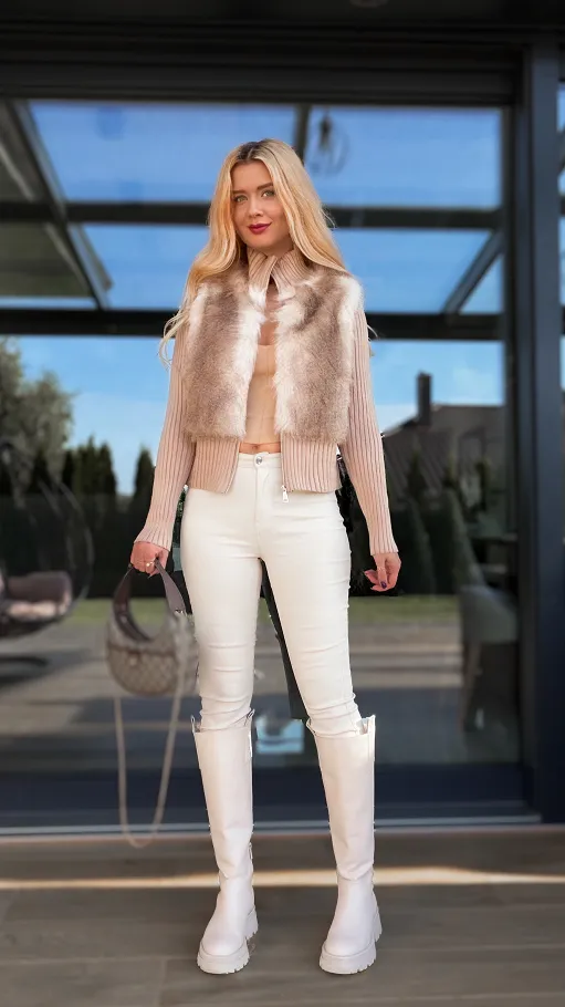 Beżowy sweter z golfem i futerkiem zapinany na zamek ONE SIZE - R101