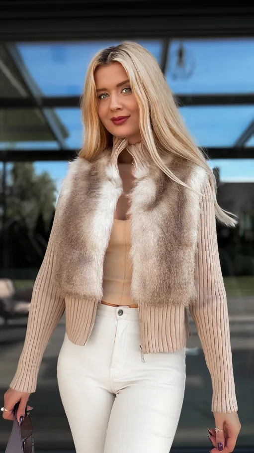 Beżowy sweter z golfem i futerkiem zapinany na zamek ONE SIZE - R101