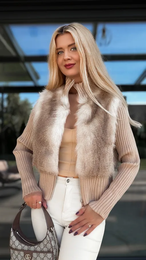 Beżowy sweter z golfem i futerkiem zapinany na zamek ONE SIZE - R101