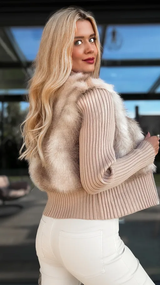 Beżowy sweter z golfem i futerkiem zapinany na zamek ONE SIZE - R101