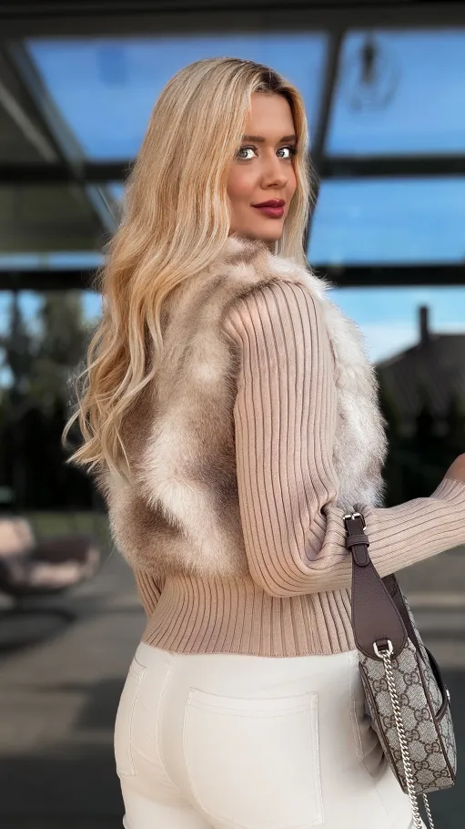 Beżowy sweter z golfem i futerkiem zapinany na zamek ONE SIZE - R101