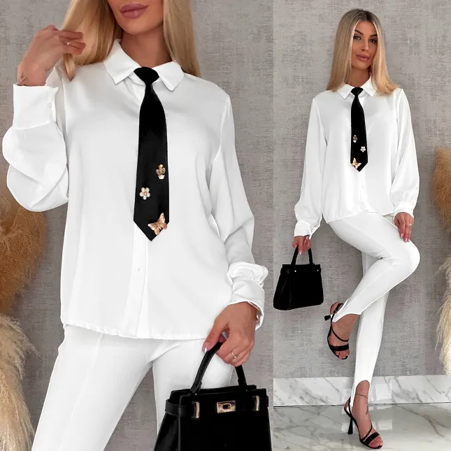 Gładka biała koszula z czarnym ozdobnym krawatem ONE SIZE - R565