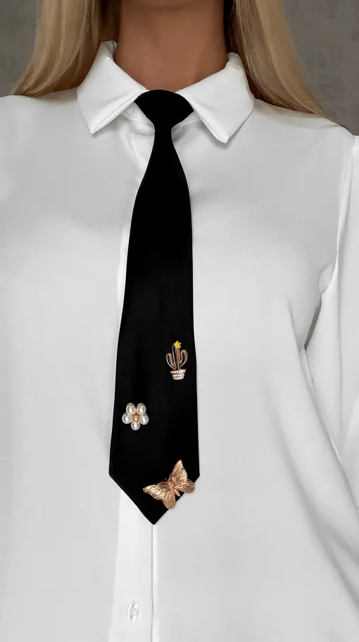 Gładka biała koszula z czarnym ozdobnym krawatem ONE SIZE - R565