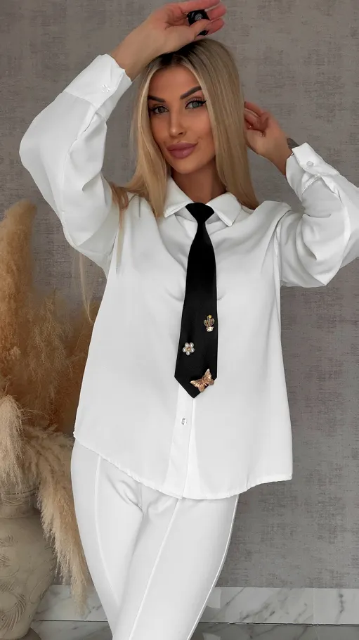 Gładka biała koszula z czarnym ozdobnym krawatem ONE SIZE - R565