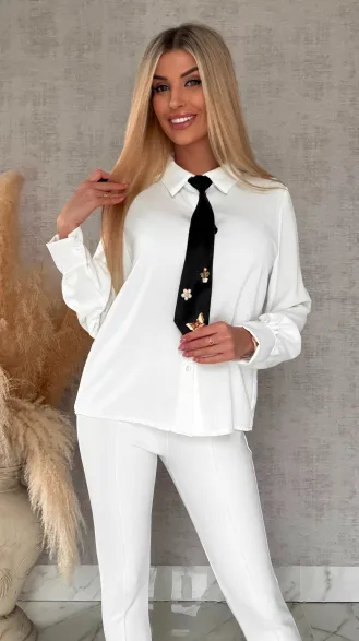 Gładka biała koszula z czarnym ozdobnym krawatem ONE SIZE - R565