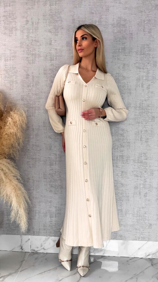 Długa elegancka dzianinowa sukienka zdobiona złotymi guzikami ONE SIZE - R446