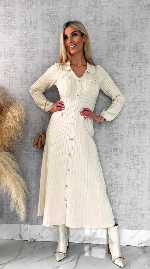 Długa elegancka dzianinowa sukienka zdobiona złotymi guzikami ONE SIZE - R446