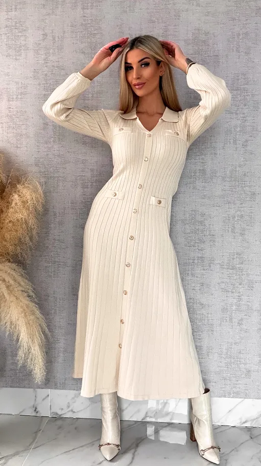 Długa elegancka dzianinowa sukienka zdobiona złotymi guzikami ONE SIZE - R446