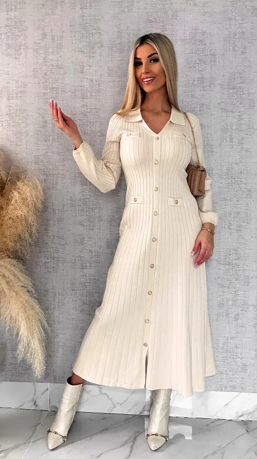 Długa elegancka dzianinowa sukienka zdobiona złotymi guzikami ONE SIZE - R446