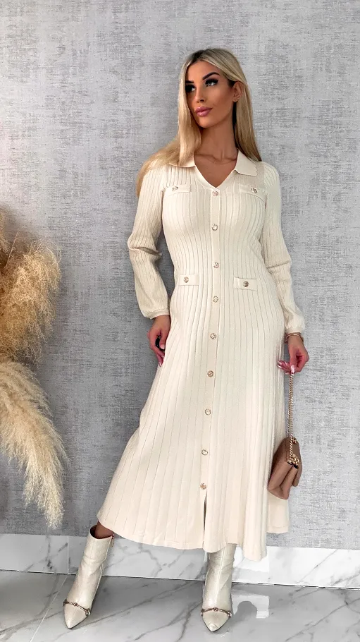Długa elegancka dzianinowa sukienka zdobiona złotymi guzikami ONE SIZE - R446