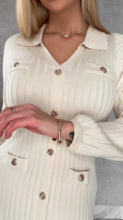 Długa elegancka dzianinowa sukienka zdobiona złotymi guzikami ONE SIZE - R446