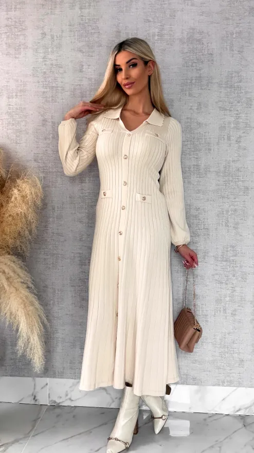 Długa elegancka dzianinowa sukienka zdobiona złotymi guzikami ONE SIZE - R446