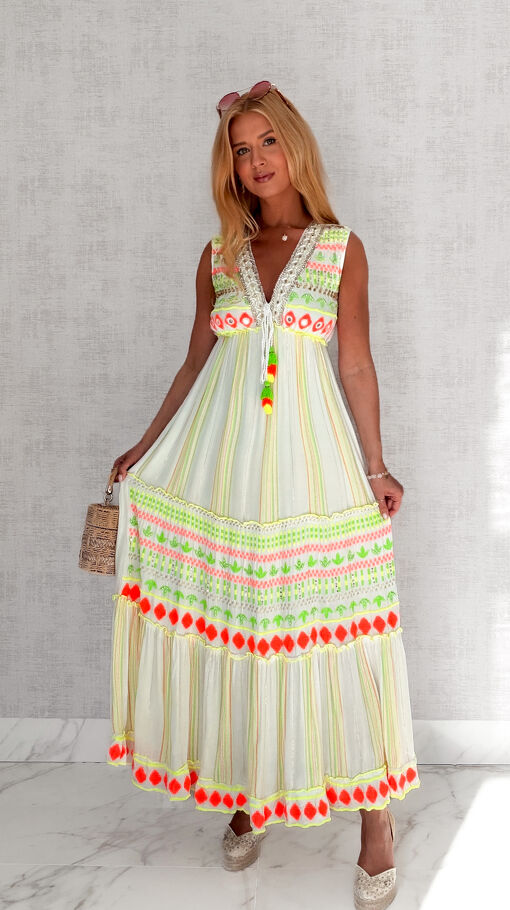 Letnia maxi sukienka w stylu BOHO z neonowymi haftami - S127