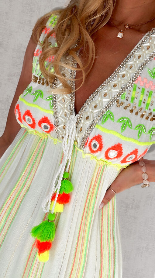 Letnia maxi sukienka w stylu BOHO z neonowymi haftami - S127