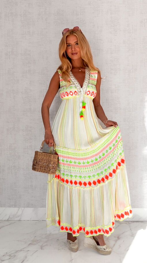 Letnia maxi sukienka w stylu BOHO z neonowymi haftami - S127