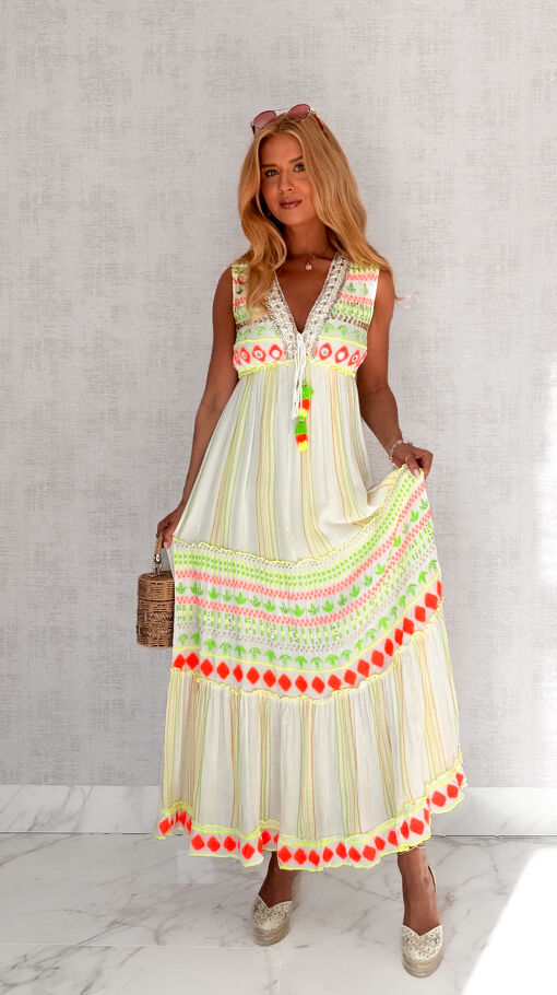 Letnia maxi sukienka w stylu BOHO z neonowymi haftami - S127