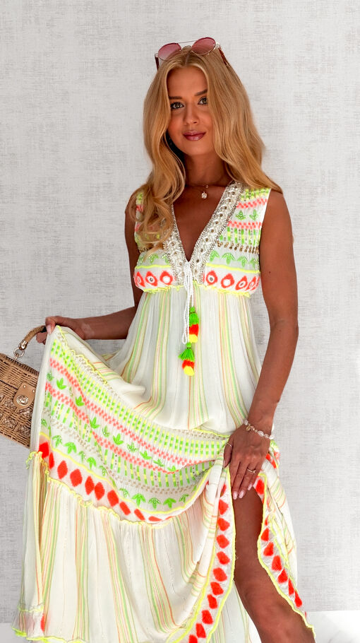 Letnia maxi sukienka w stylu BOHO z neonowymi haftami - S127