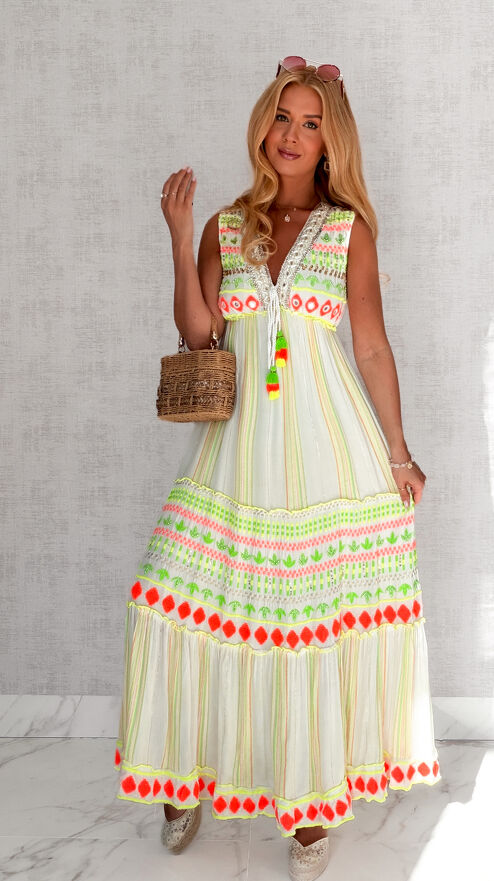 Letnia maxi sukienka w stylu BOHO z neonowymi haftami - S127
